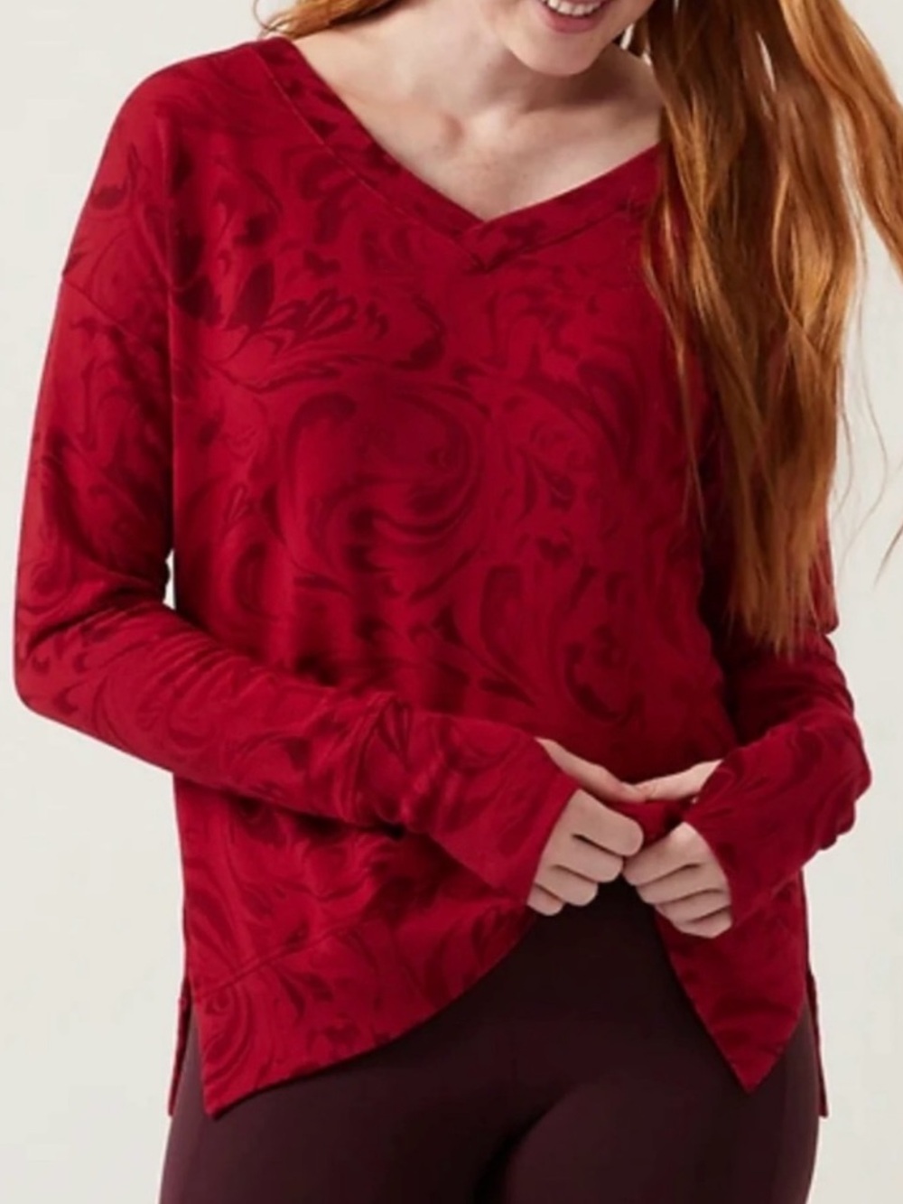 Athleta Coaster Luxe V-Neck Size XS Oversized in Agate Red Paisley W/ Thumbholes
